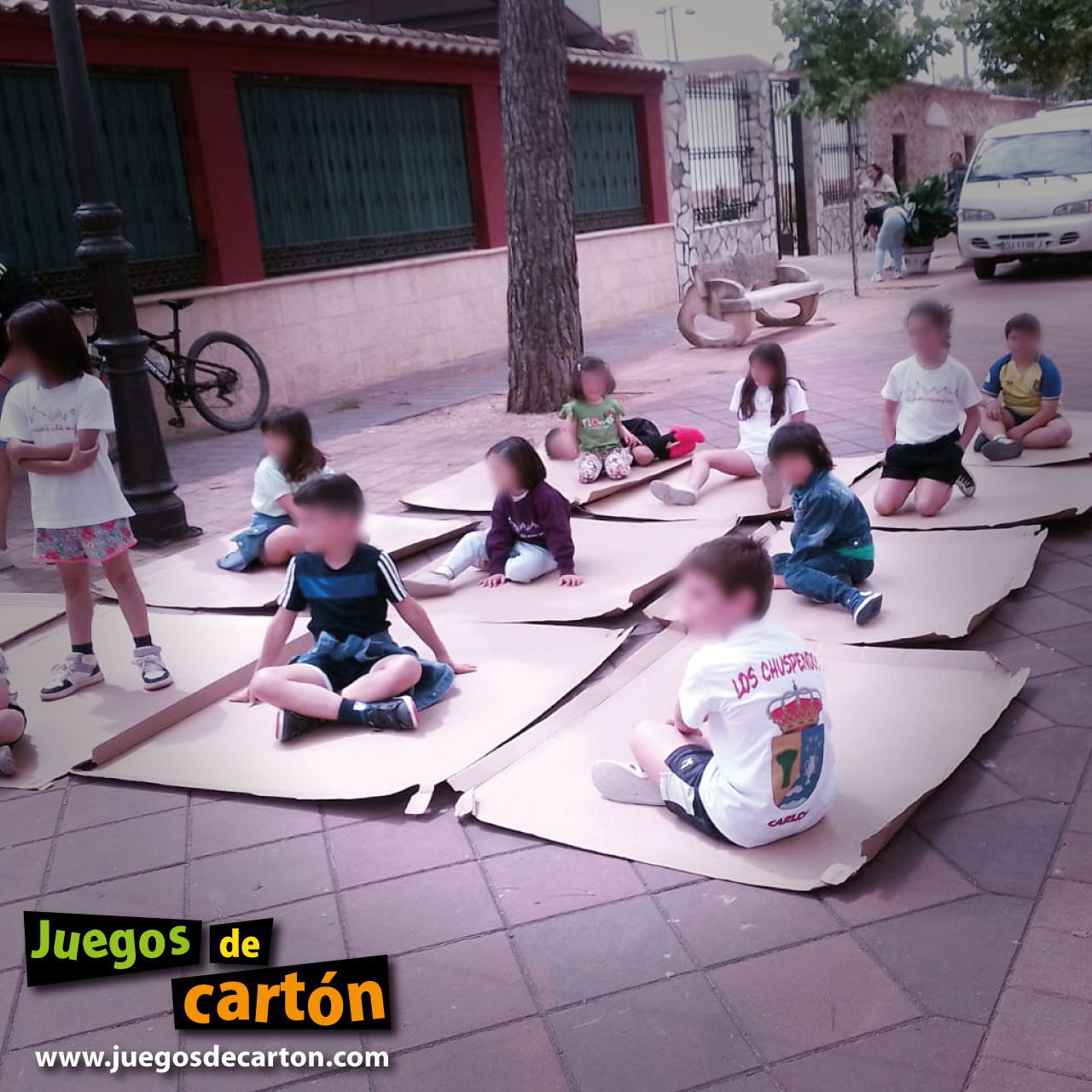 Jóvenes del pueblo cooperan para armar una gran construcción de cartón. Santa María del Campo Rus (Cuenca, España)