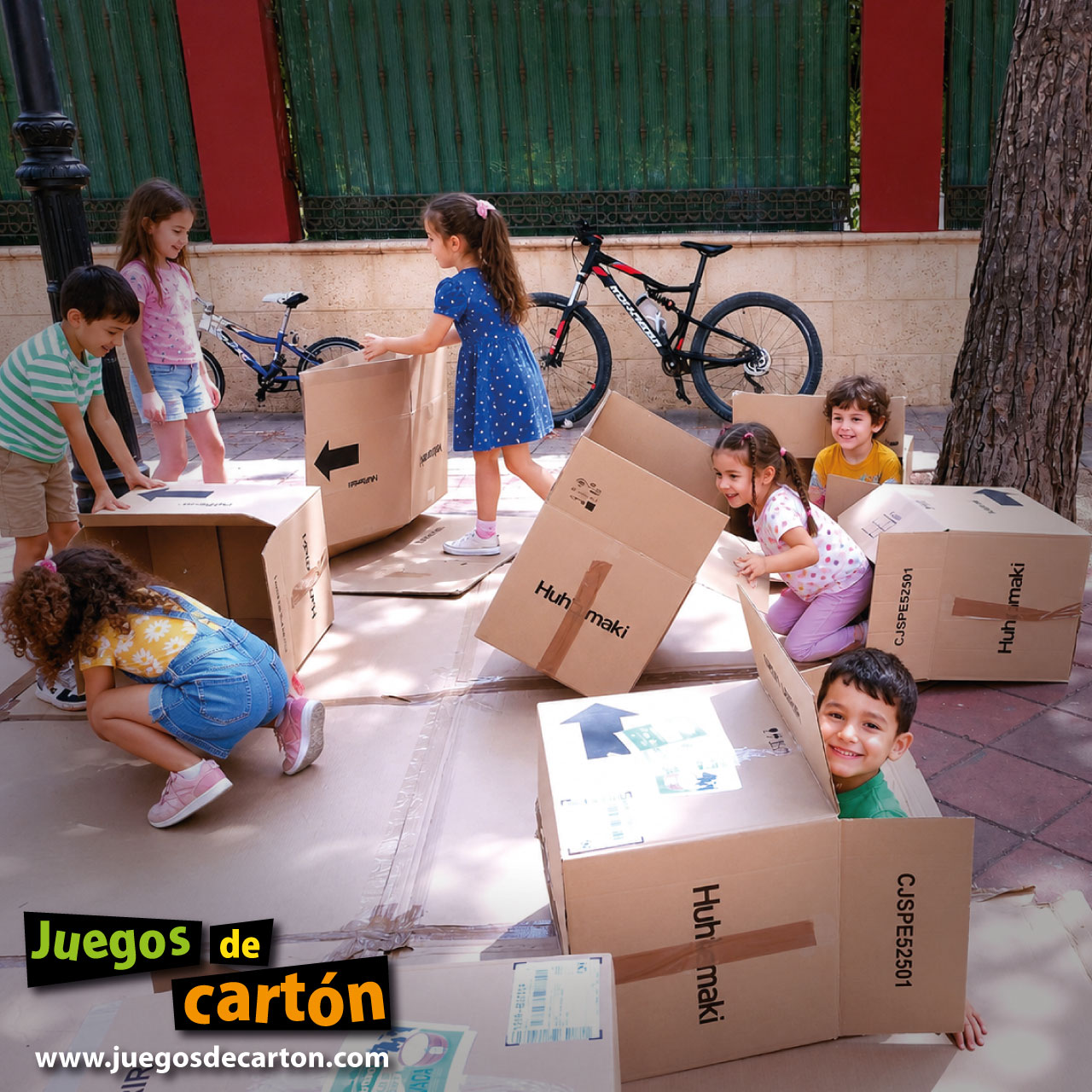 Los más peques disfrutan jugando con cajas de cartón vacías en el suelo, dejando volar su imaginación. Santa María del Campo Rus (Cuenca, España)