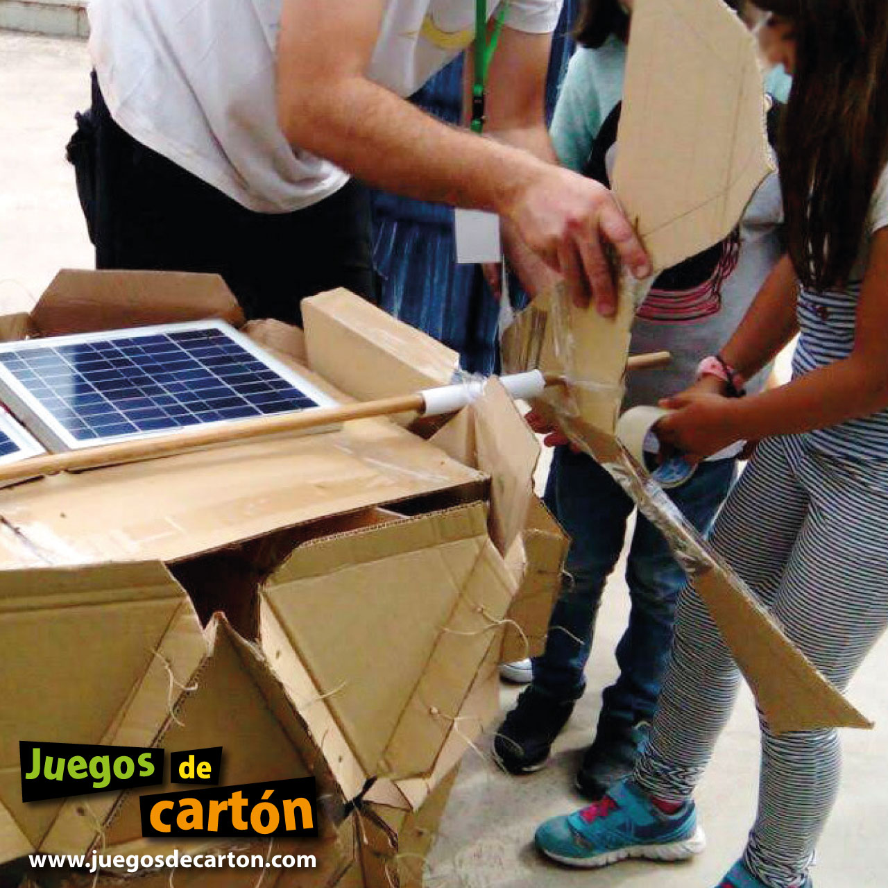 Niñas y niños construyen un domo de cartón con molino que gira con energía solar. Feria Naturama (Cuenca, España)
